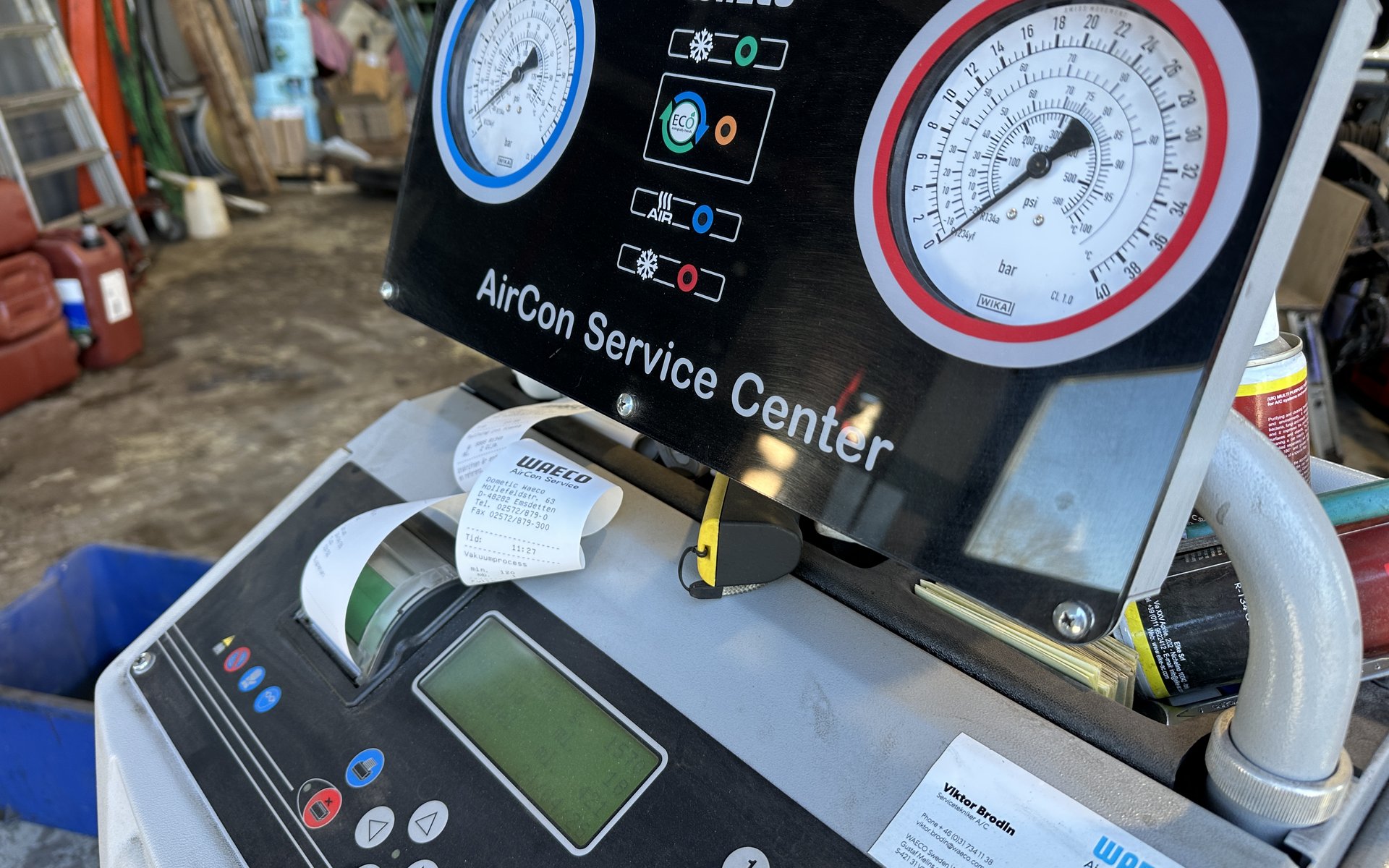 AC-service med kylmedelutrustning hos Källa Fordonservice