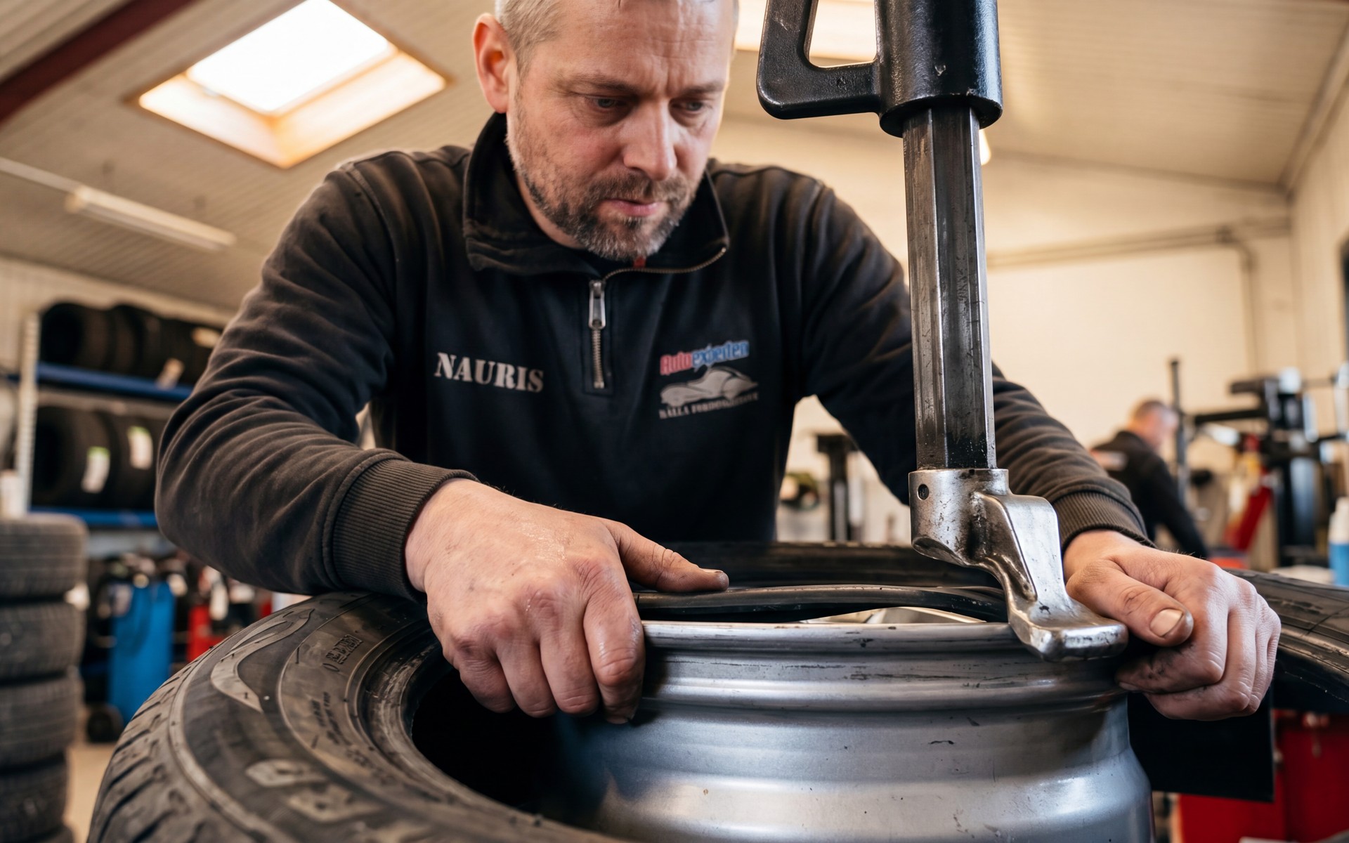 Däckbyte på lyft i verkstaden hos Källa Fordonservice