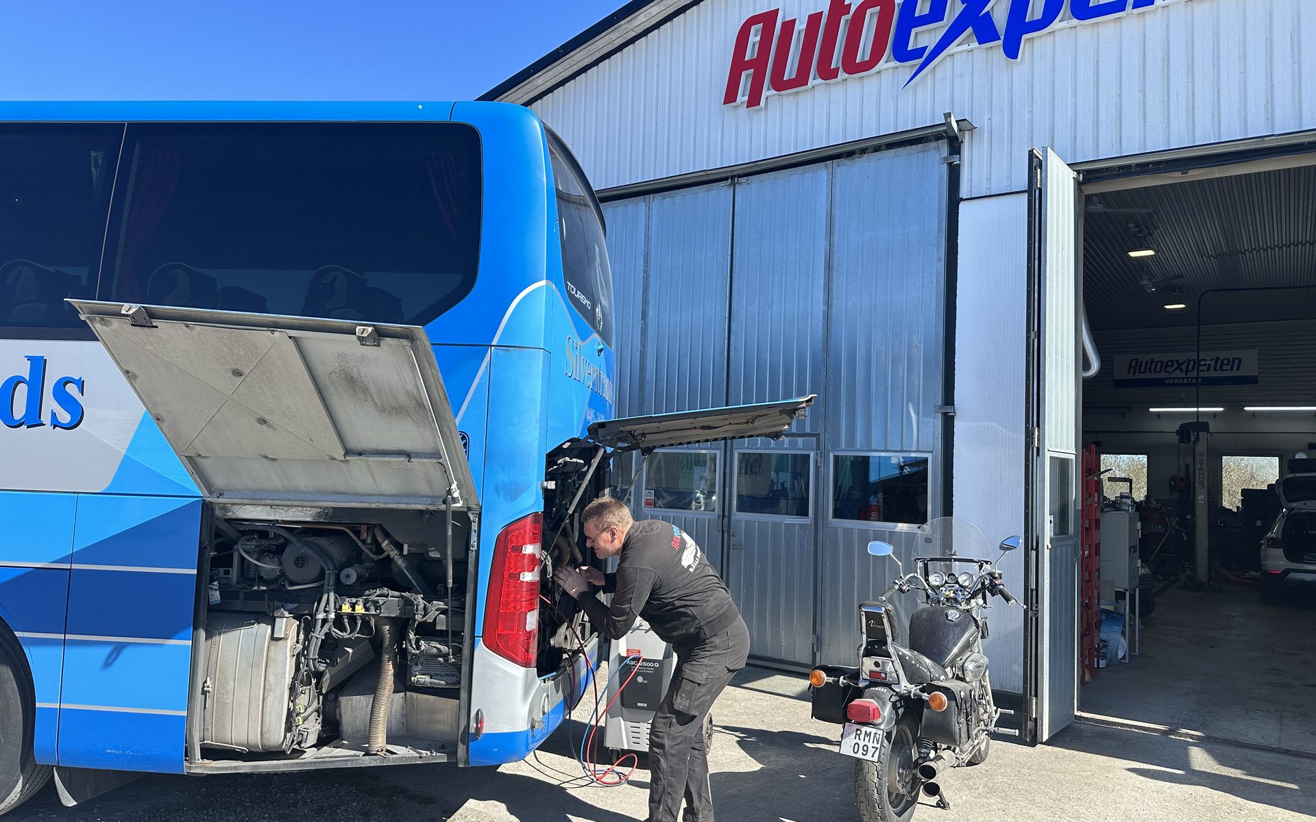 Turistbuss parkerad utanför Källa Fordonservice i Löttorp.