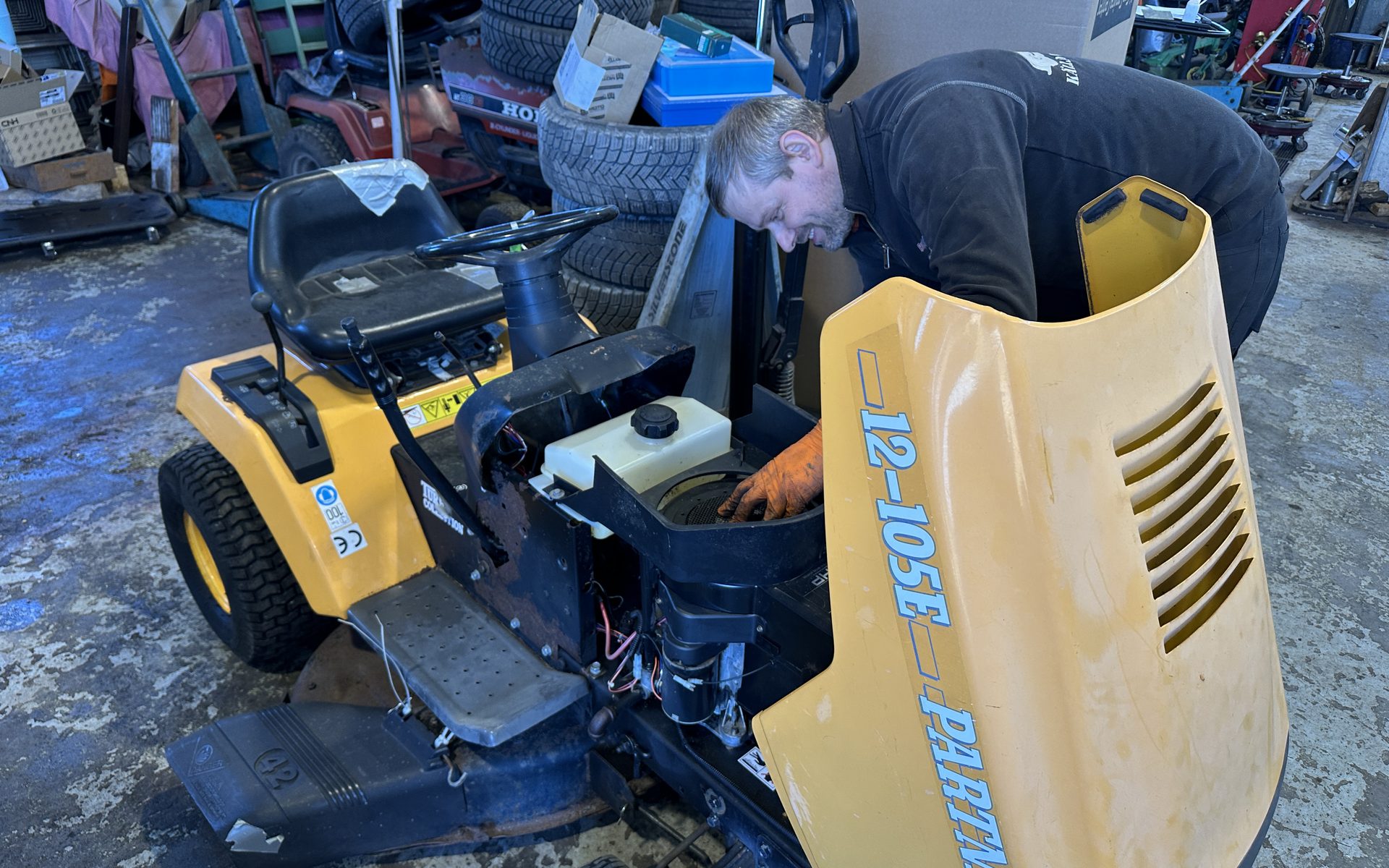 Kund lämnar in sin åkgräsklippare utanför Källa Fordonservice i Löttorp.