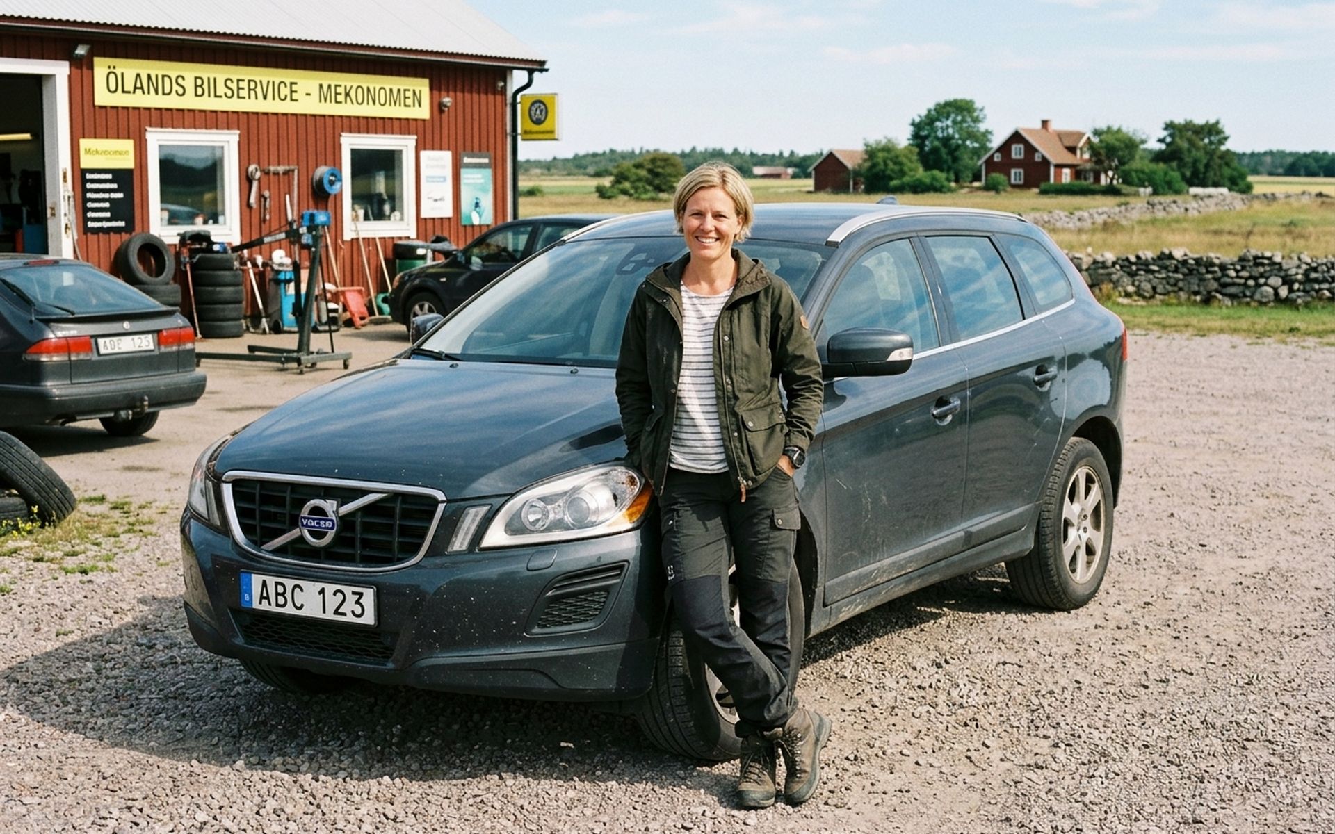 Kund lämnar sin SUV hos Björn och Nauris utanför verkstaden.